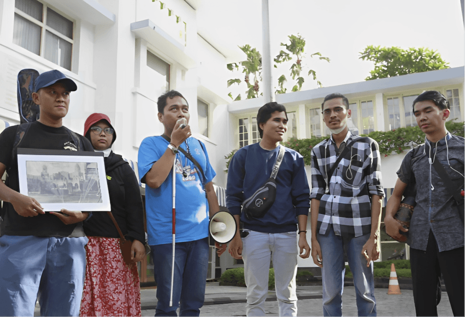 Perwakilan dari Komunitas Mata Hati sedang membacakan orasi.