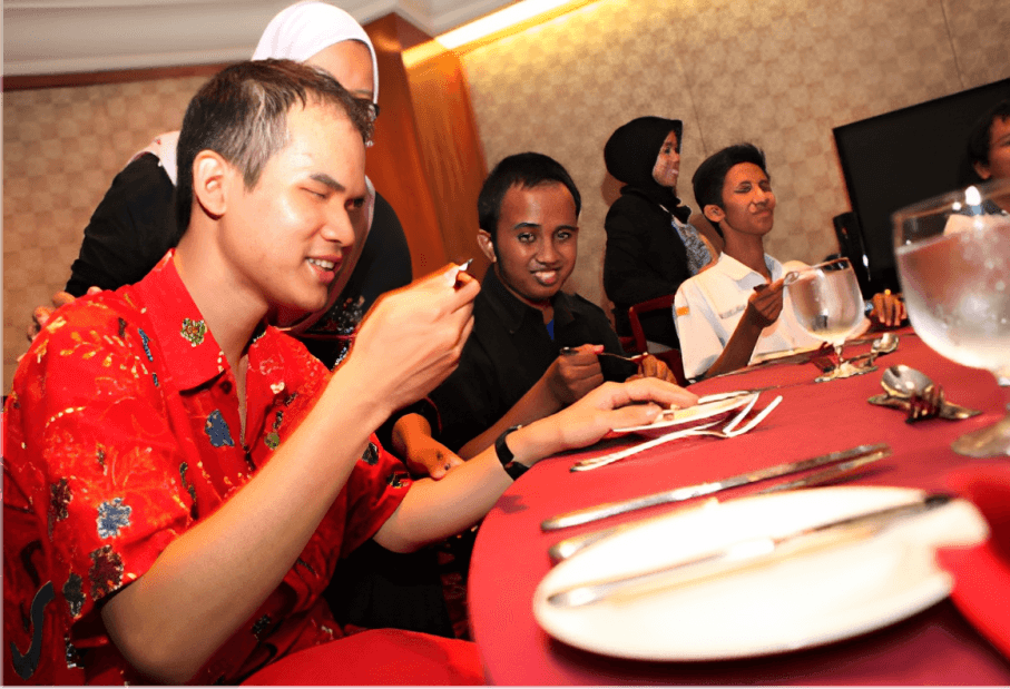 Perwakilan dari Komunitas Mata Hati sedang makan bersama.