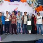 Foto Bersama KMH dan SS.
Urutan dari kiri ke kanan
Iqbal, Verry Firmansyah (CEO Suara Surabaya), Dani Heru, Aswar, Arya, Ani, Eka, Eddy Prastyo ( pemimpin redaksi Suara Surabaya)