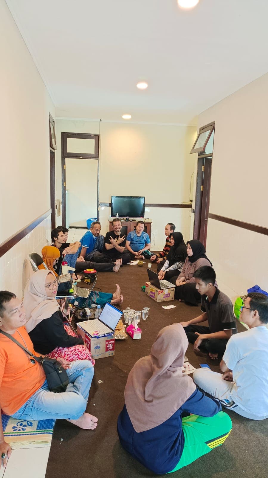 Foto saat diskusi di ruang tengah vila UTC