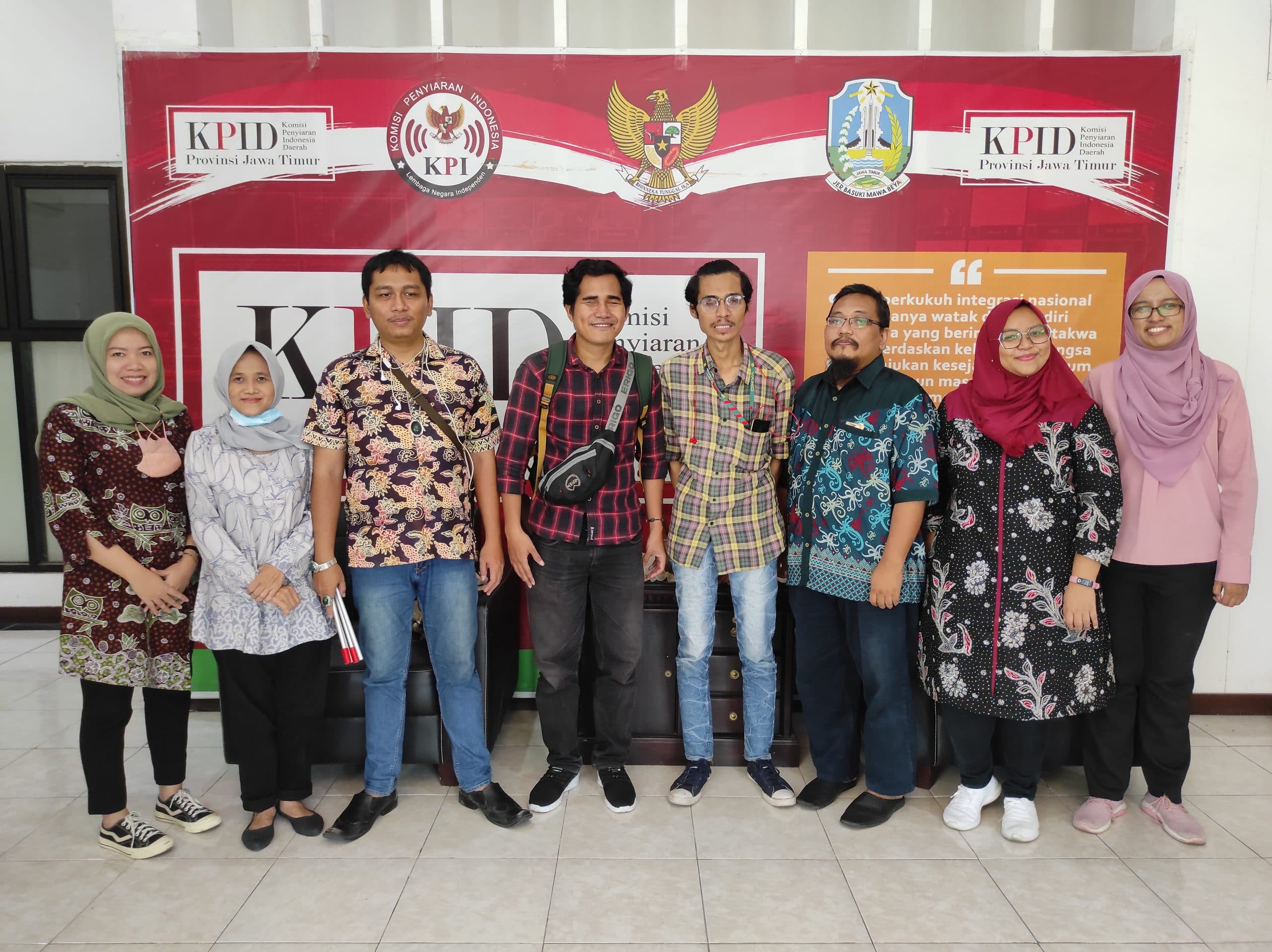 Foto bersama Divisi Humas KMH dengan Komisioner KPID Jatim